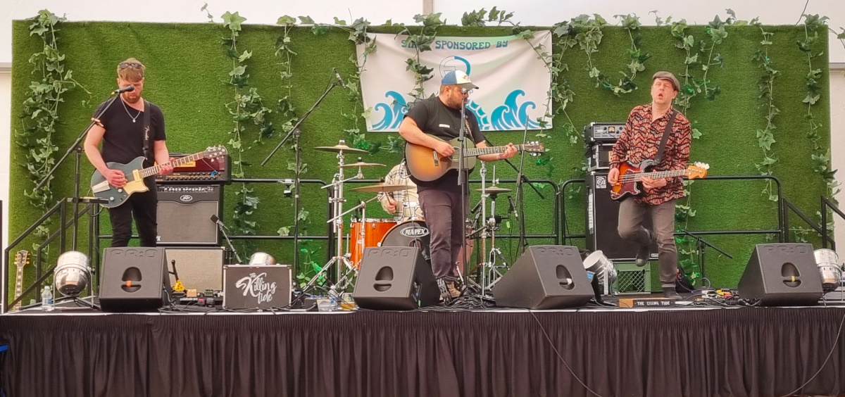 The Scottish rock band The Killing Tide on stage at the 2025 Stonehaven Beer Festival. One of the guitarists uses an eBow.
